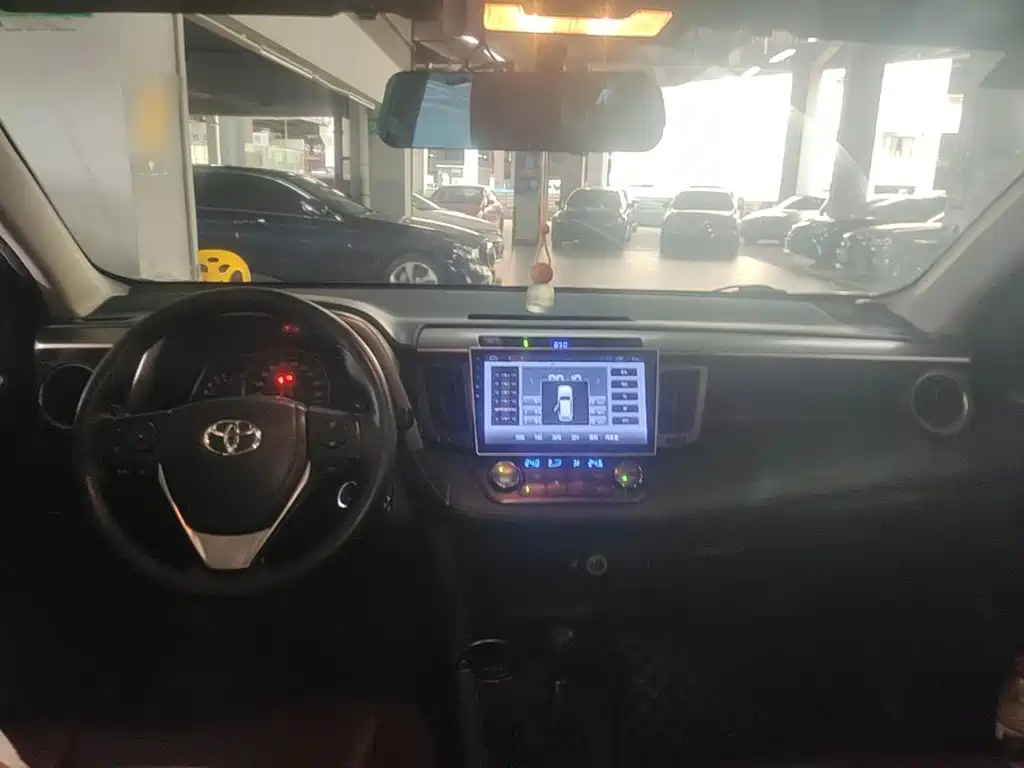 Toyota RAV4 — миниатюра 10