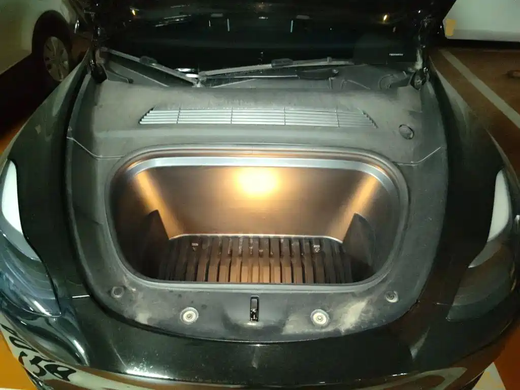 Tesla Model Y — миниатюра 21