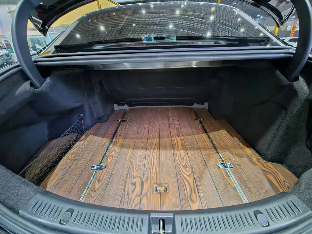 Mercedes-Benz E-Class — миниатюра 8