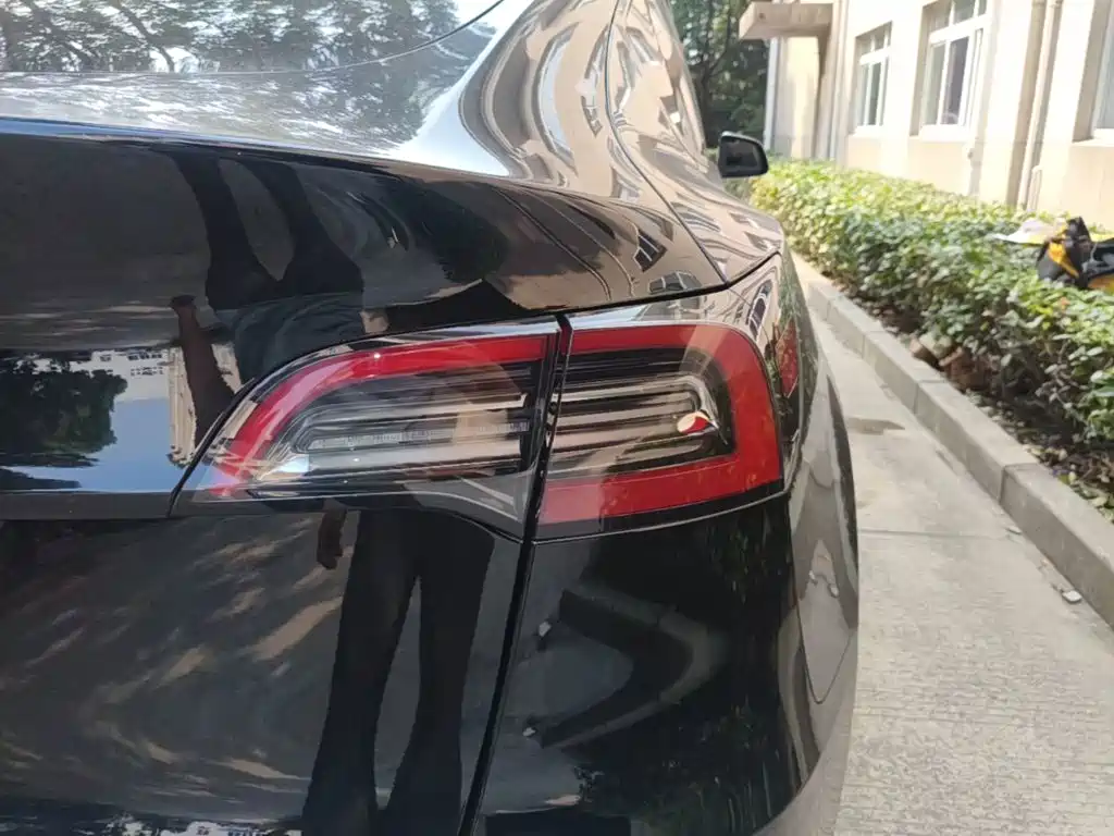 Tesla Model Y — миниатюра 8