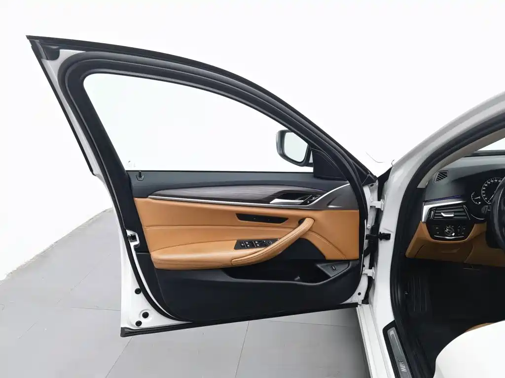 BMW 5 Series — миниатюра 8