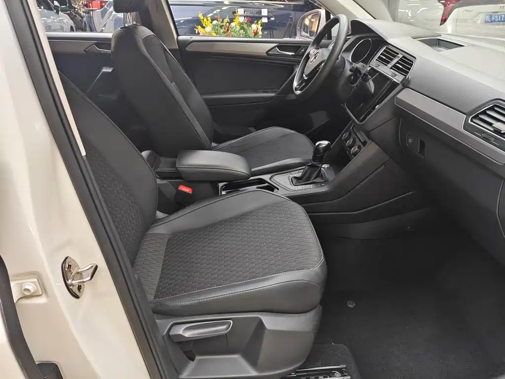 Volkswagen Tiguan L L 2021 280TSI AT Smart