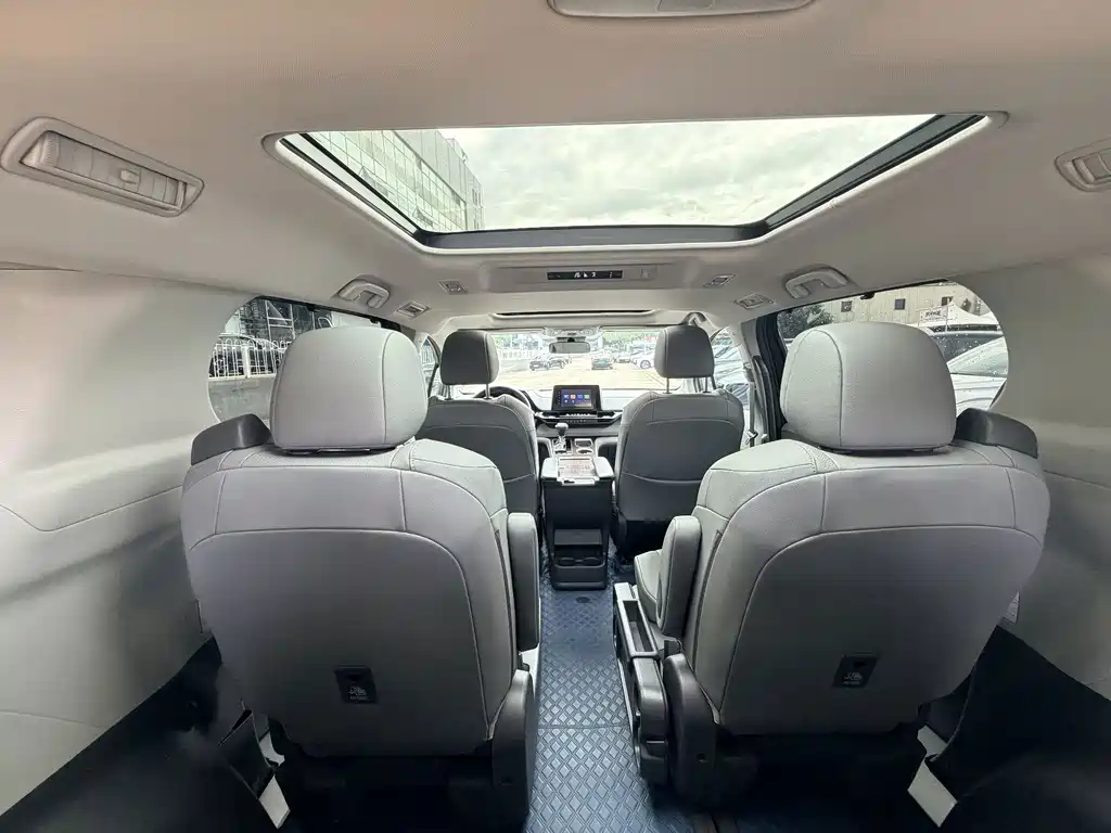 Toyota Granvia — миниатюра 13