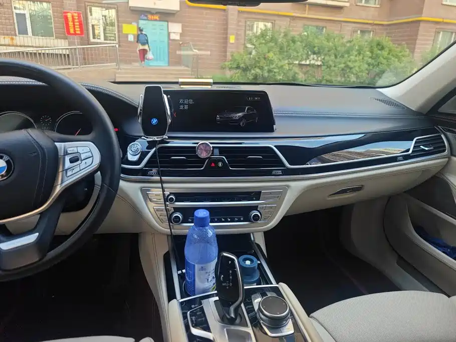 BMW 7 Series — миниатюра 13