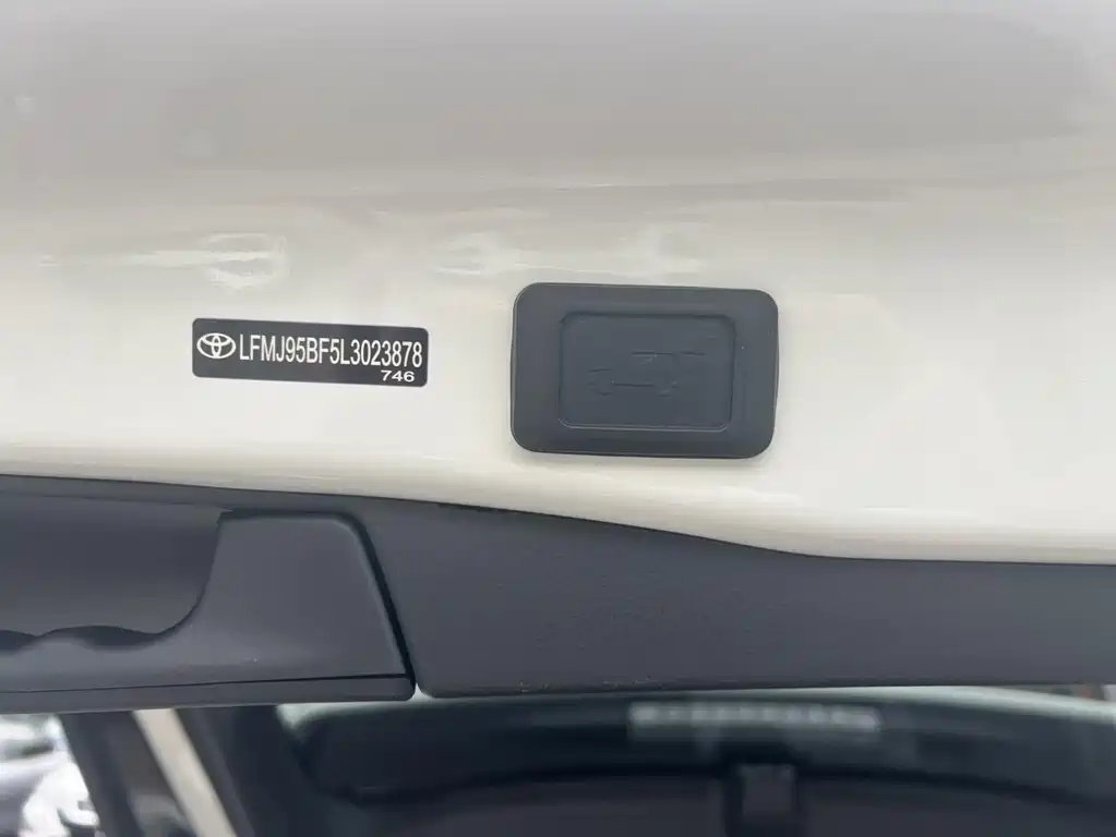Toyota RAV4 — миниатюра 4
