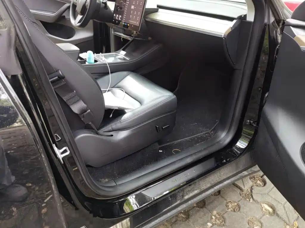 Tesla Model Y — миниатюра 19