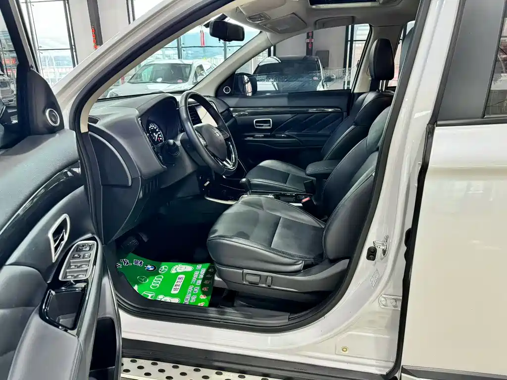 MITSUBISHI OUTLANDER