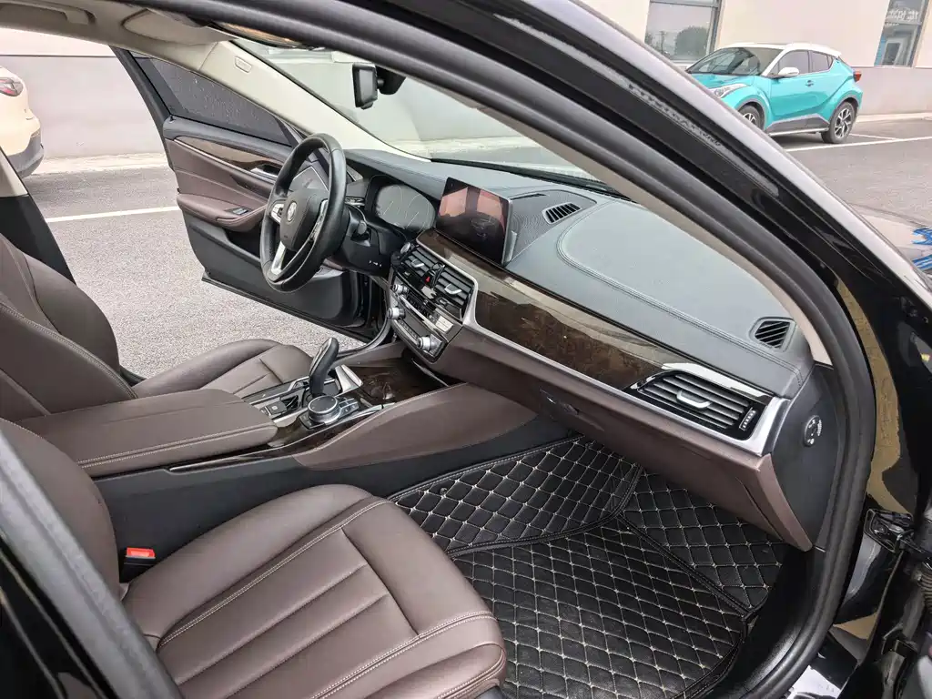 BMW 5 Series — миниатюра 17