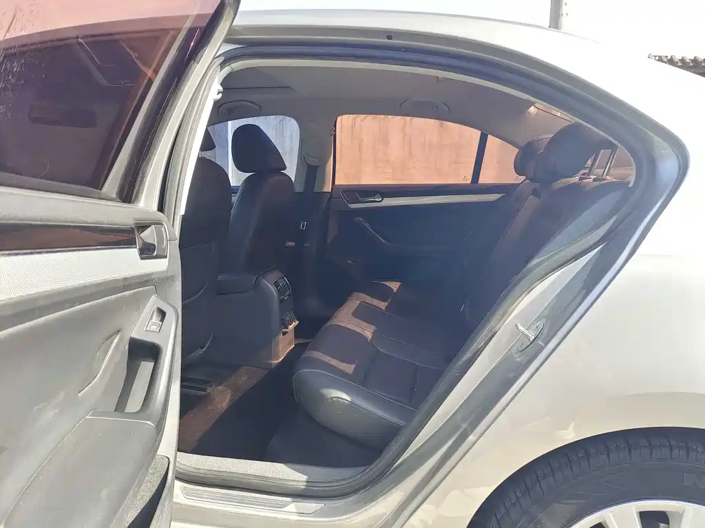 Volkswagen Sagitar 2015 1.6L AT Comfort