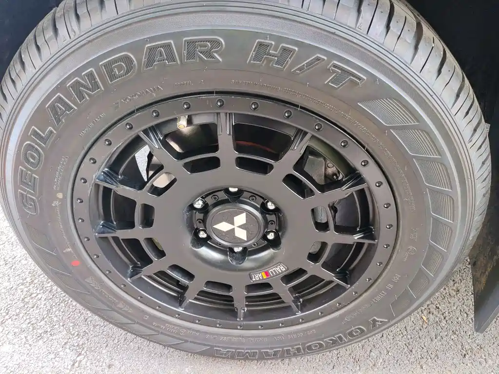 Mitsubishi Pajero (Import) — миниатюра 17
