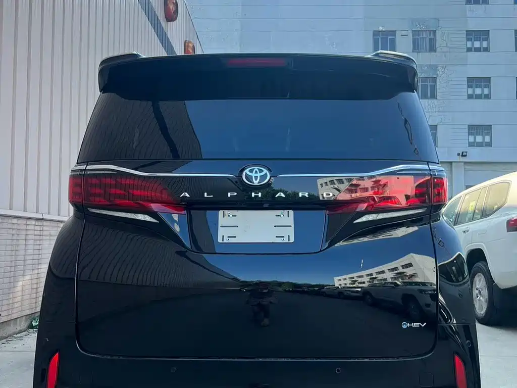 Toyota Alphard — миниатюра 3