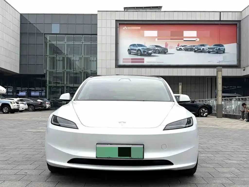 Tesla Model 3 — миниатюра 2