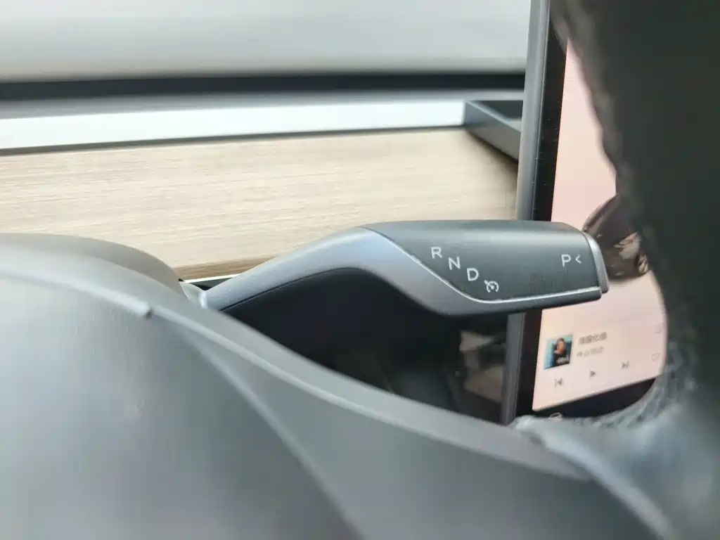 Tesla Model Y — миниатюра 10