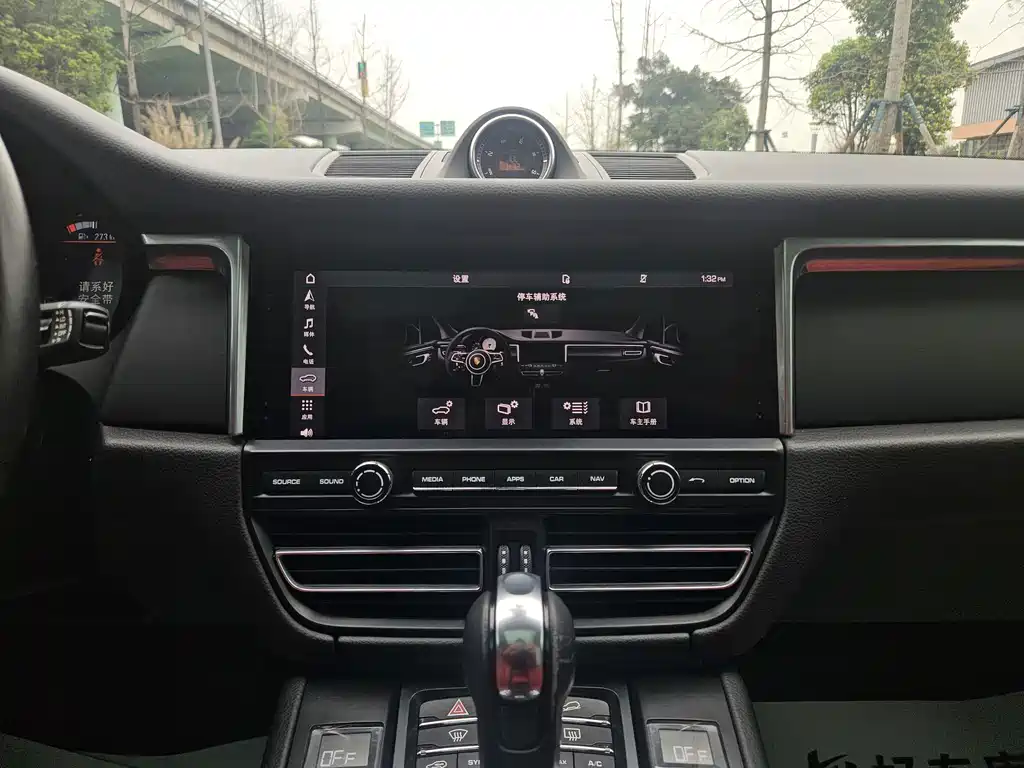 Porsche Macan — миниатюра 12