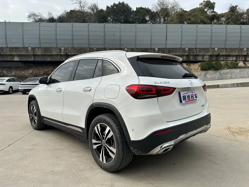 MERCEDES-BENZ GLA