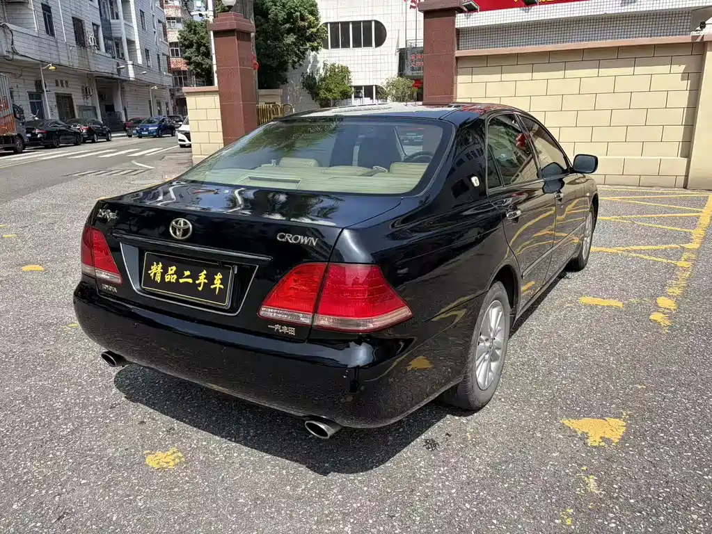 Toyota Crown — миниатюра 5