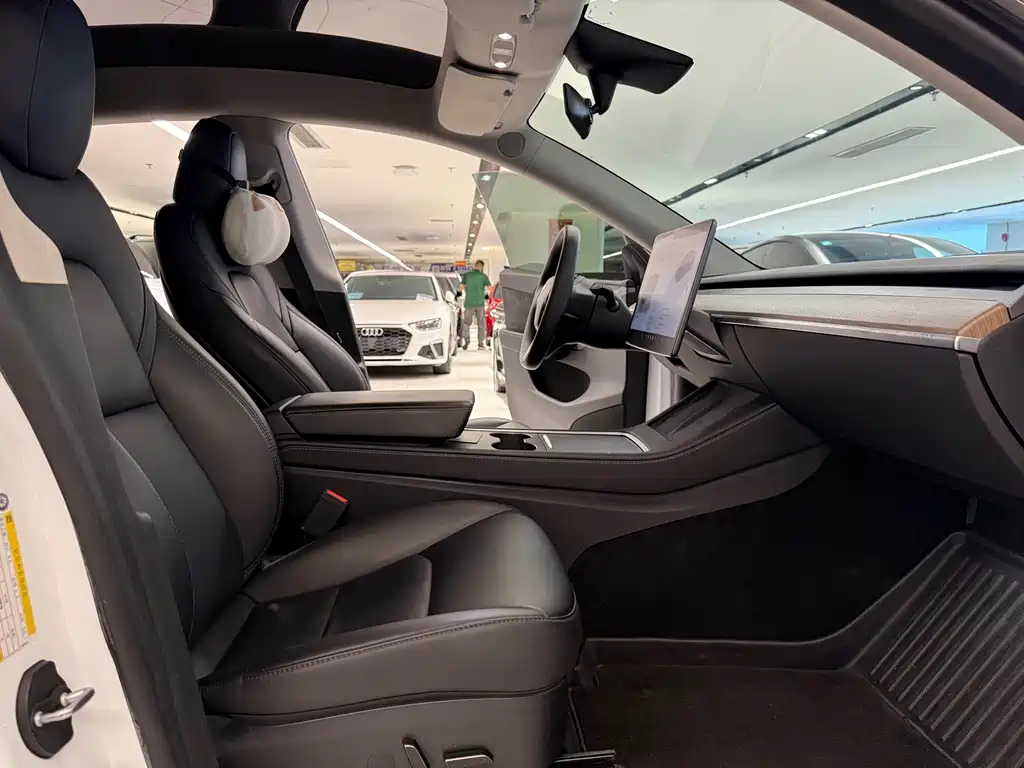 Tesla Model Y — миниатюра 12