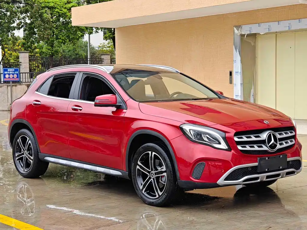 MERCEDES-BENZ GLA