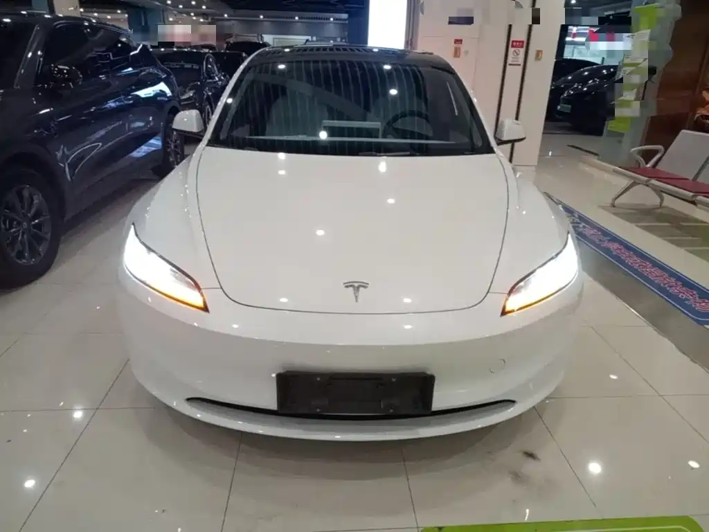 Tesla Model 3 — миниатюра 3
