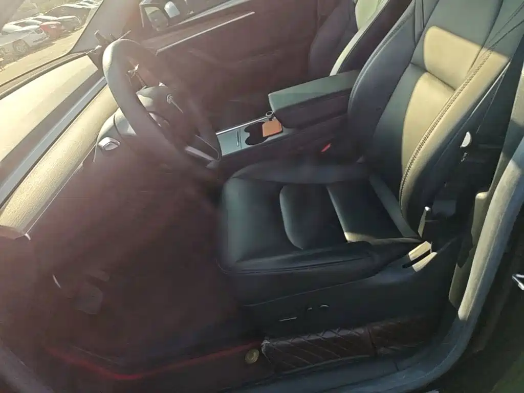 Tesla Model Y — миниатюра 15