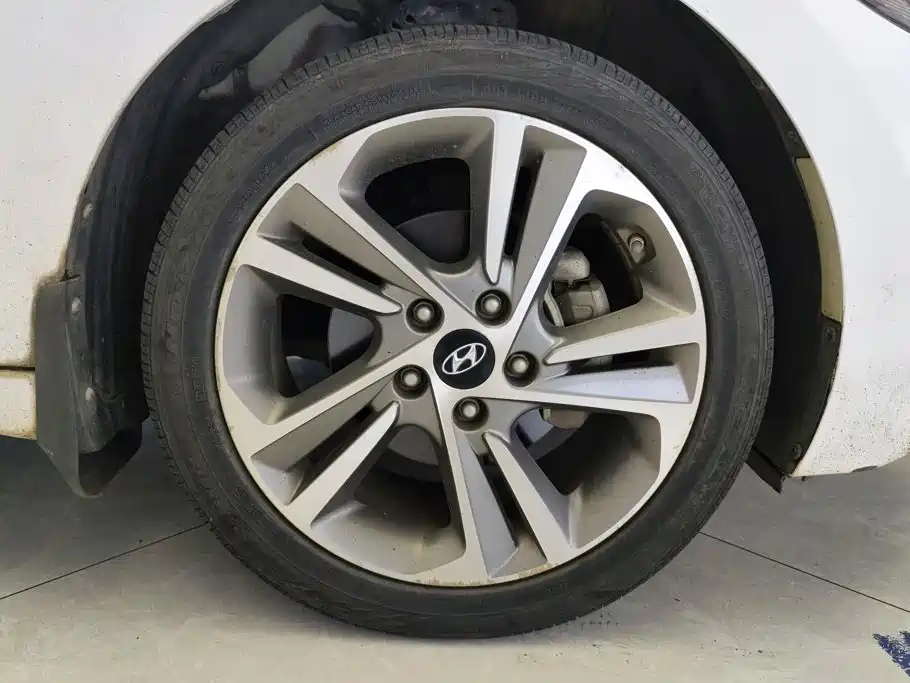 Hyundai Elantra — миниатюра 6