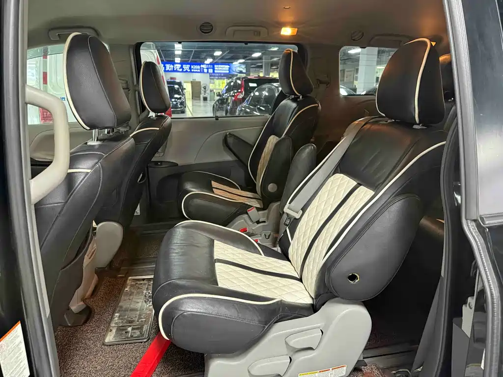 Toyota Sienna — миниатюра 16