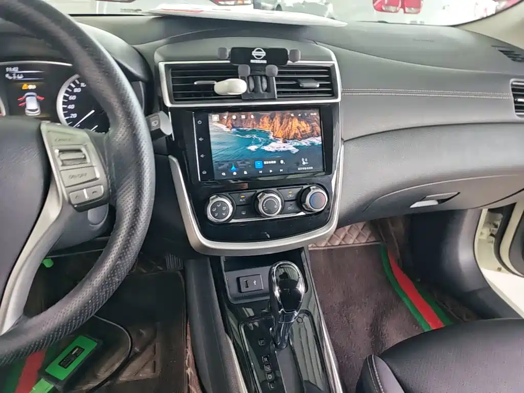 Nissan Tiida — миниатюра 13