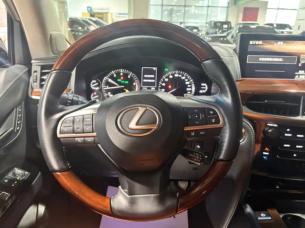 Lexus LX — миниатюра 10