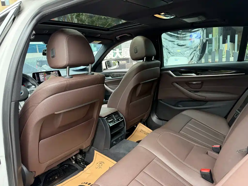 BMW 5 Series — миниатюра 11