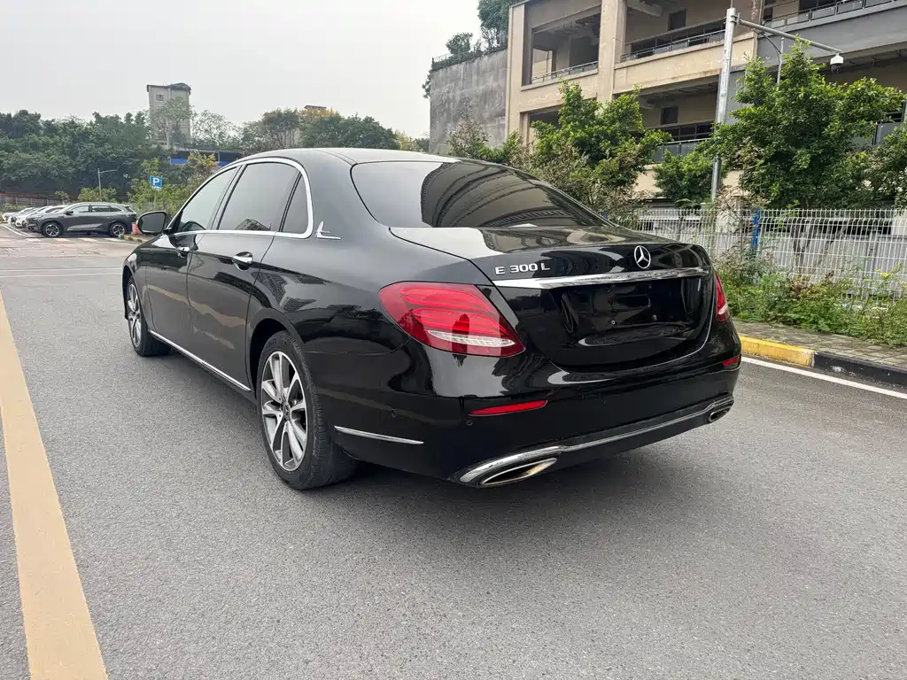 Mercedes-Benz E-Class — миниатюра 7