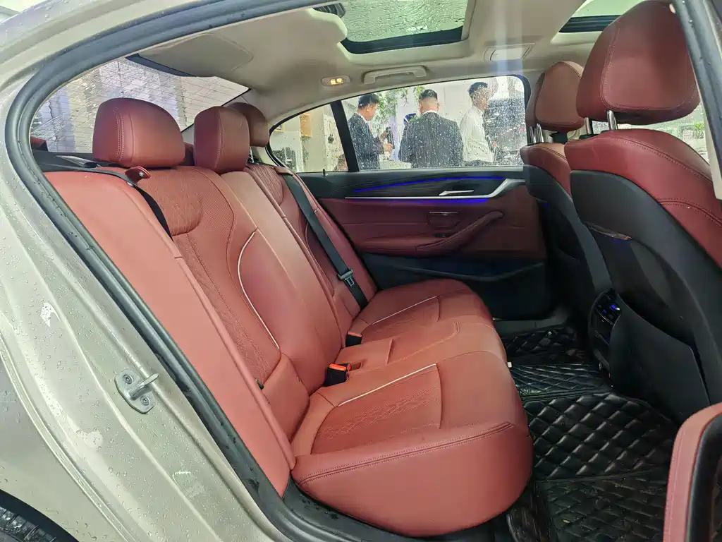 BMW 5 Series — миниатюра 13