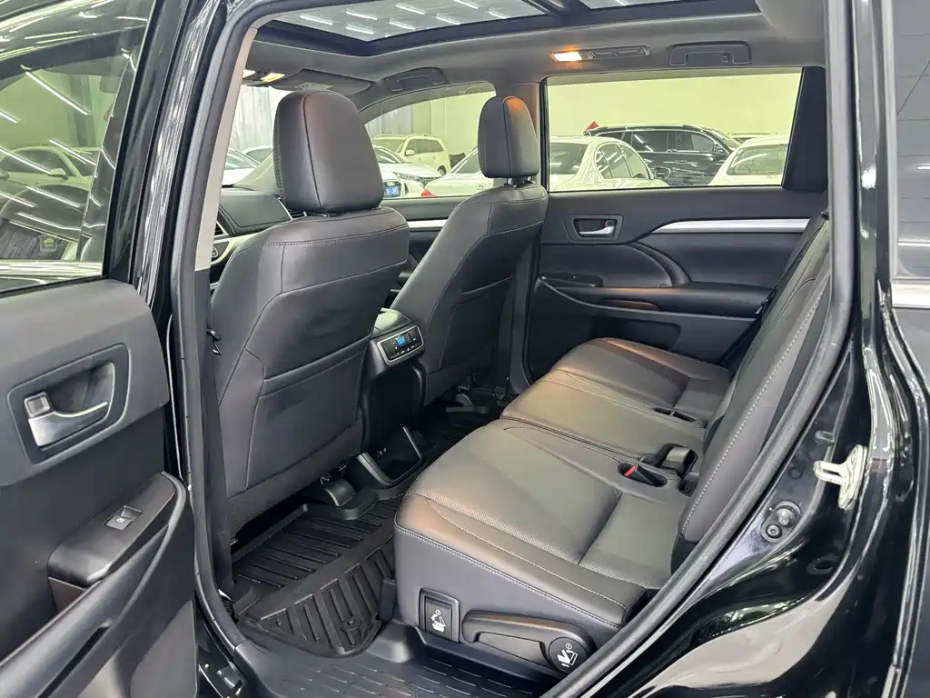 Toyota Highlander 2018 2.0T Luxury 7 мест V