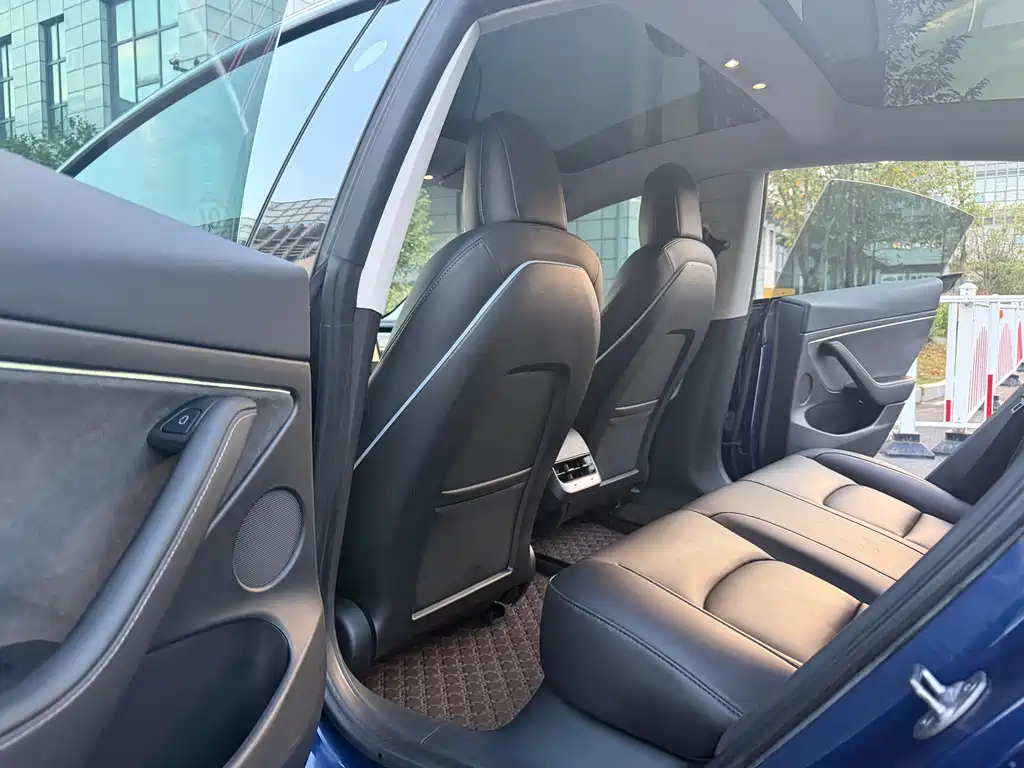 Tesla Model 3 — миниатюра 10