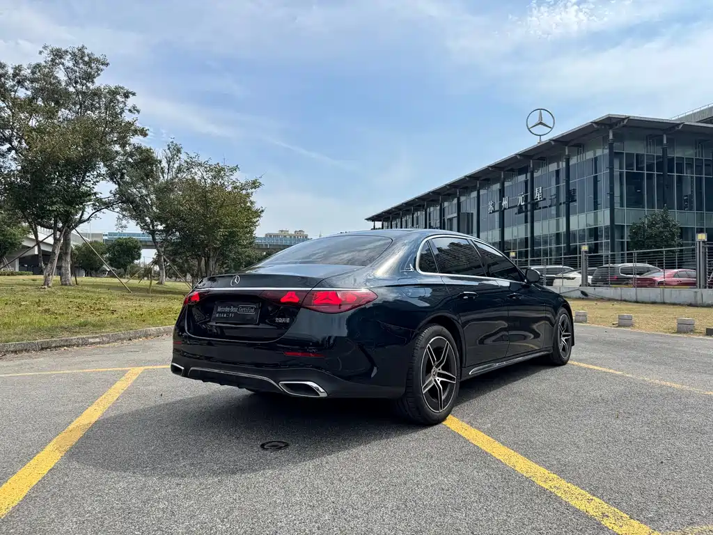 Mercedes-Benz E-Class — миниатюра 7