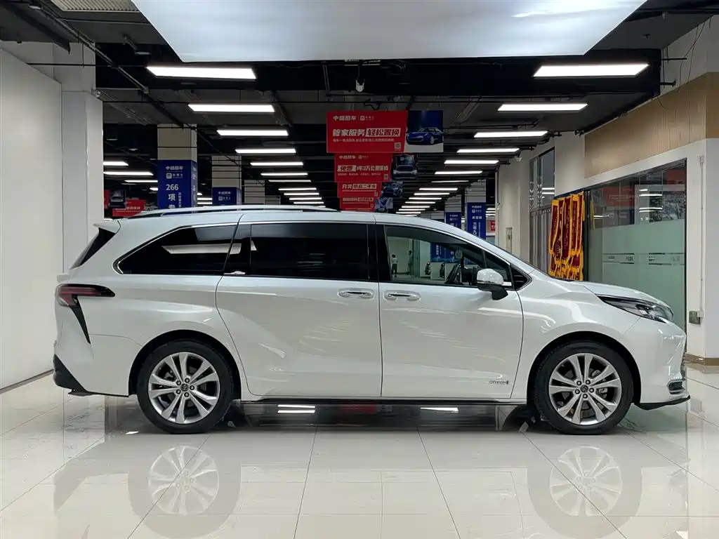 Toyota Sienna 2023 2.5L Luxury