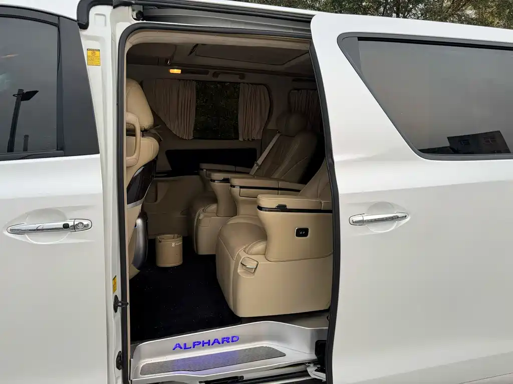 Toyota Alphard — миниатюра 5