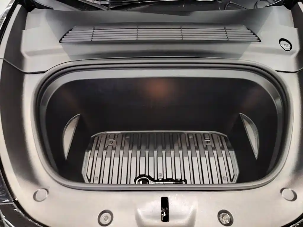 Tesla Model Y — миниатюра 20