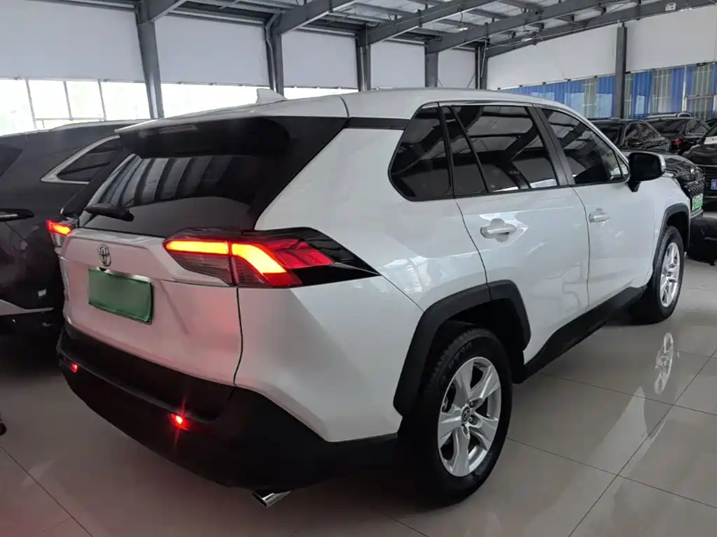 Toyota RAV4 — миниатюра 7