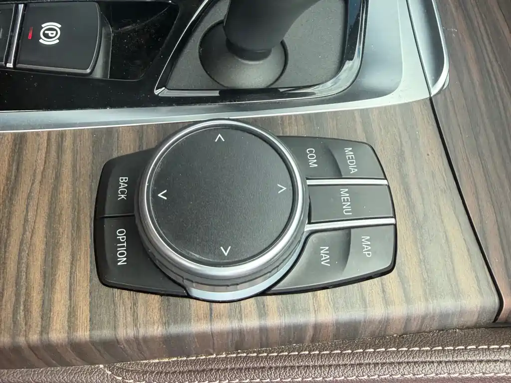 BMW 5 Series — миниатюра 24