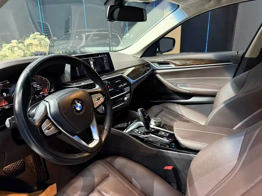 BMW 5 Series — миниатюра 11