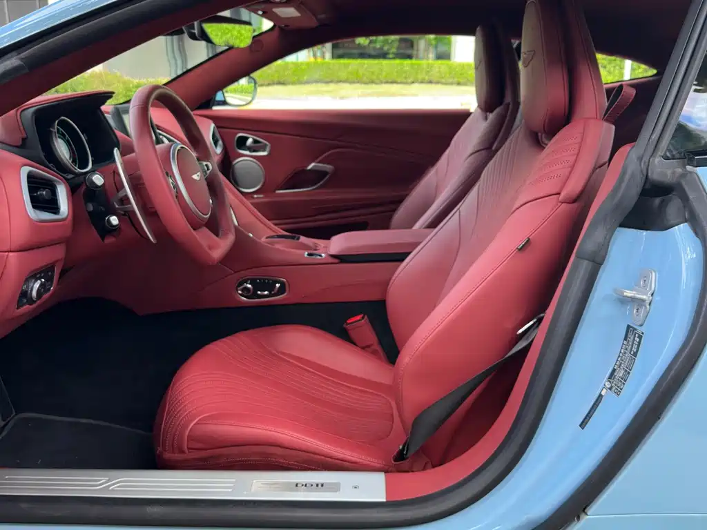 Aston Martin DB11 — миниатюра 10
