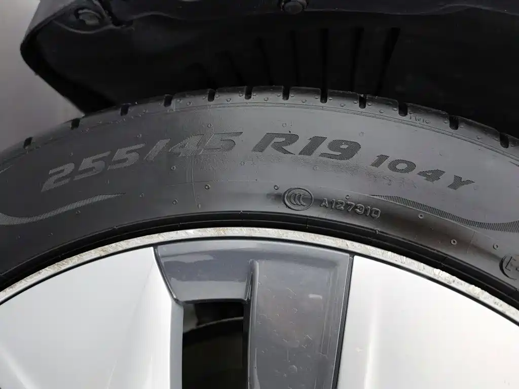 Tesla Model Y — миниатюра 24