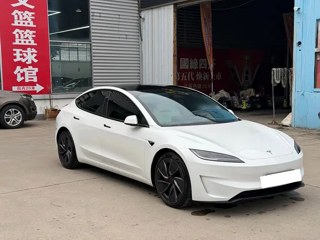 Tesla Model 3 — миниатюра 3