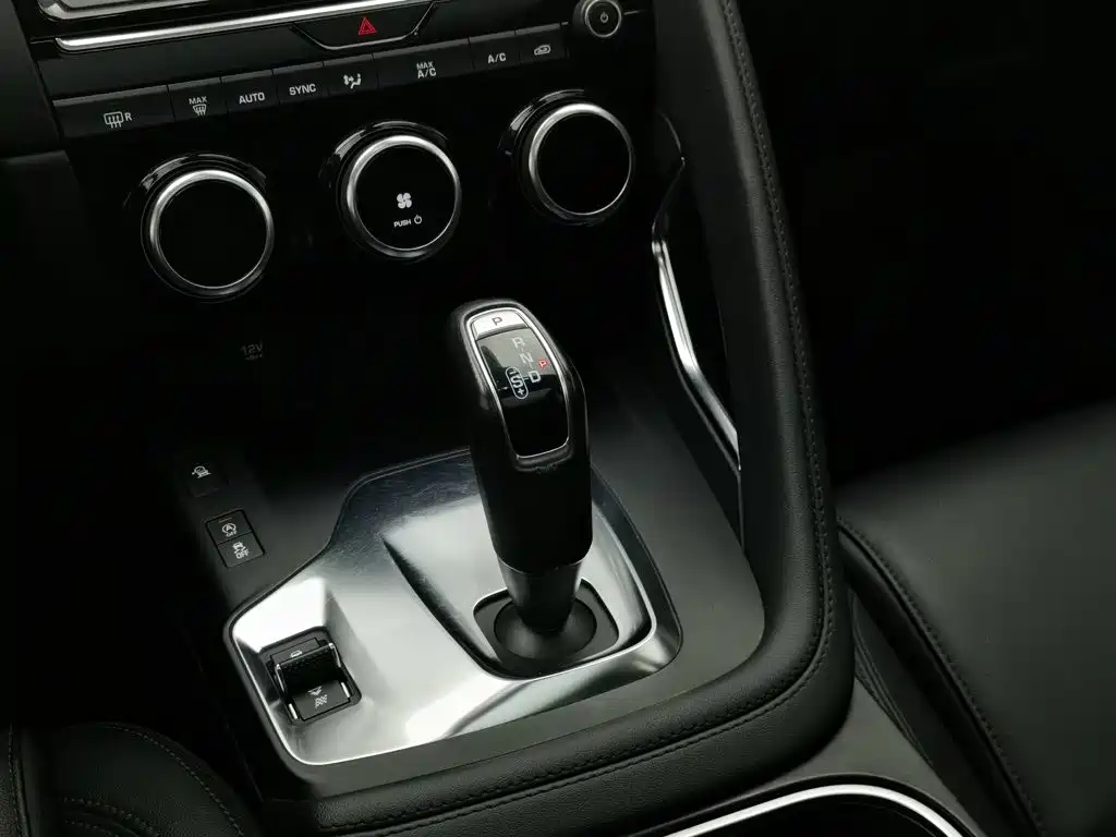 Jaguar E-PACE — миниатюра 13