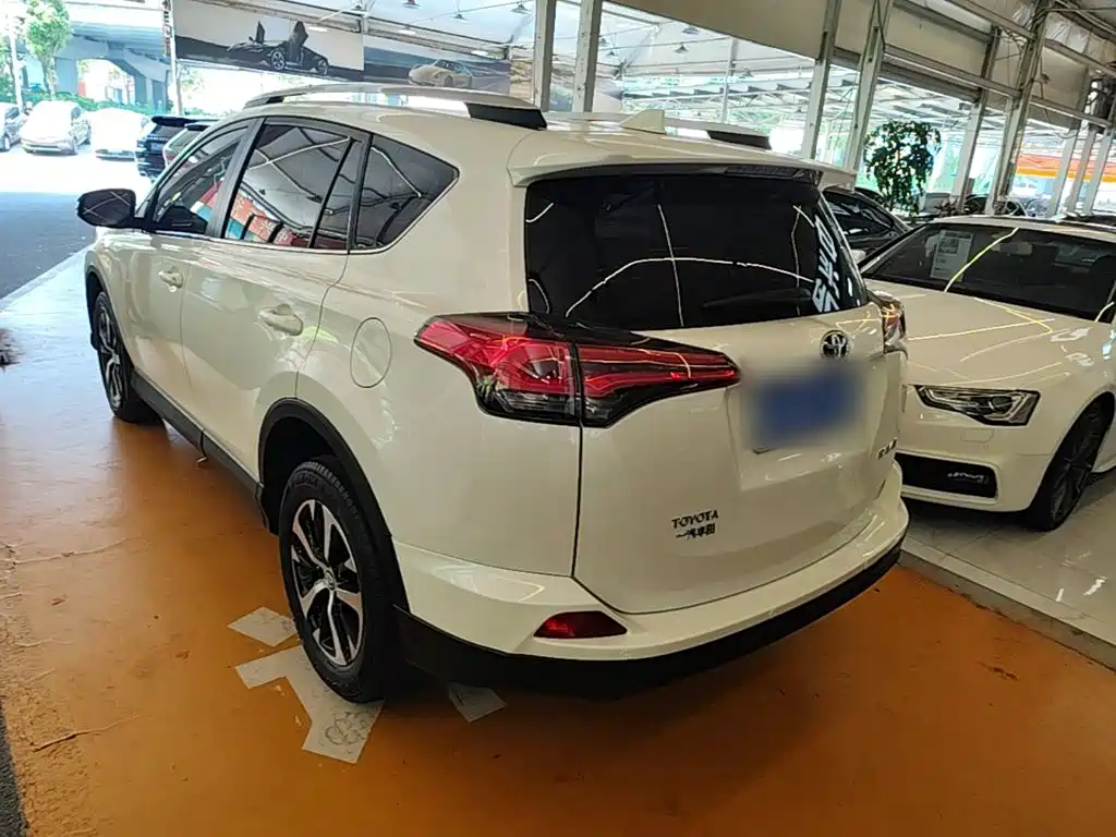 Toyota RAV4 — миниатюра 5