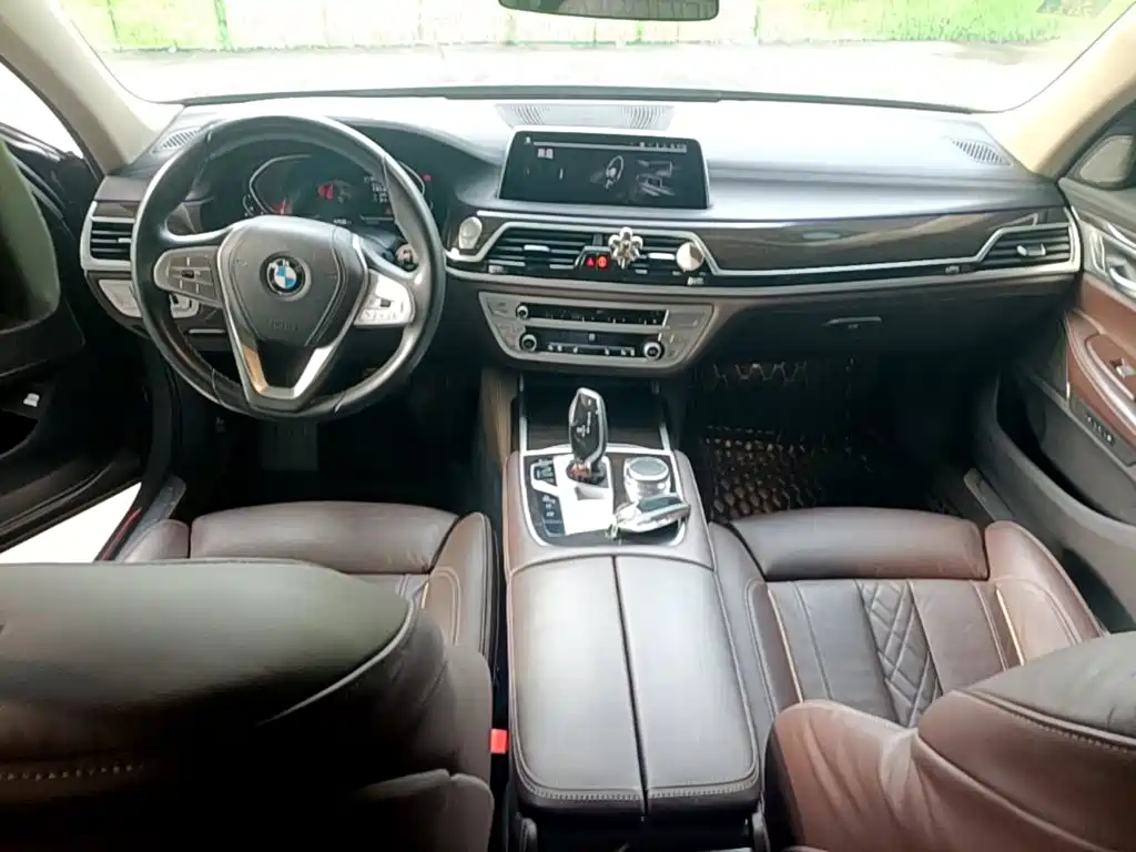 BMW 7 Series — миниатюра 10