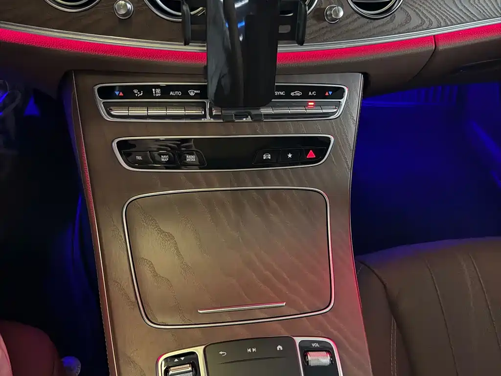 Mercedes-Benz E-Class — миниатюра 8