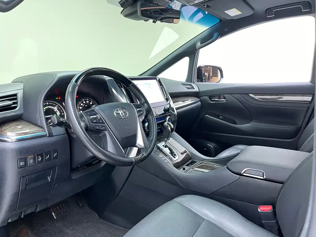 Toyota Alphard — миниатюра 4