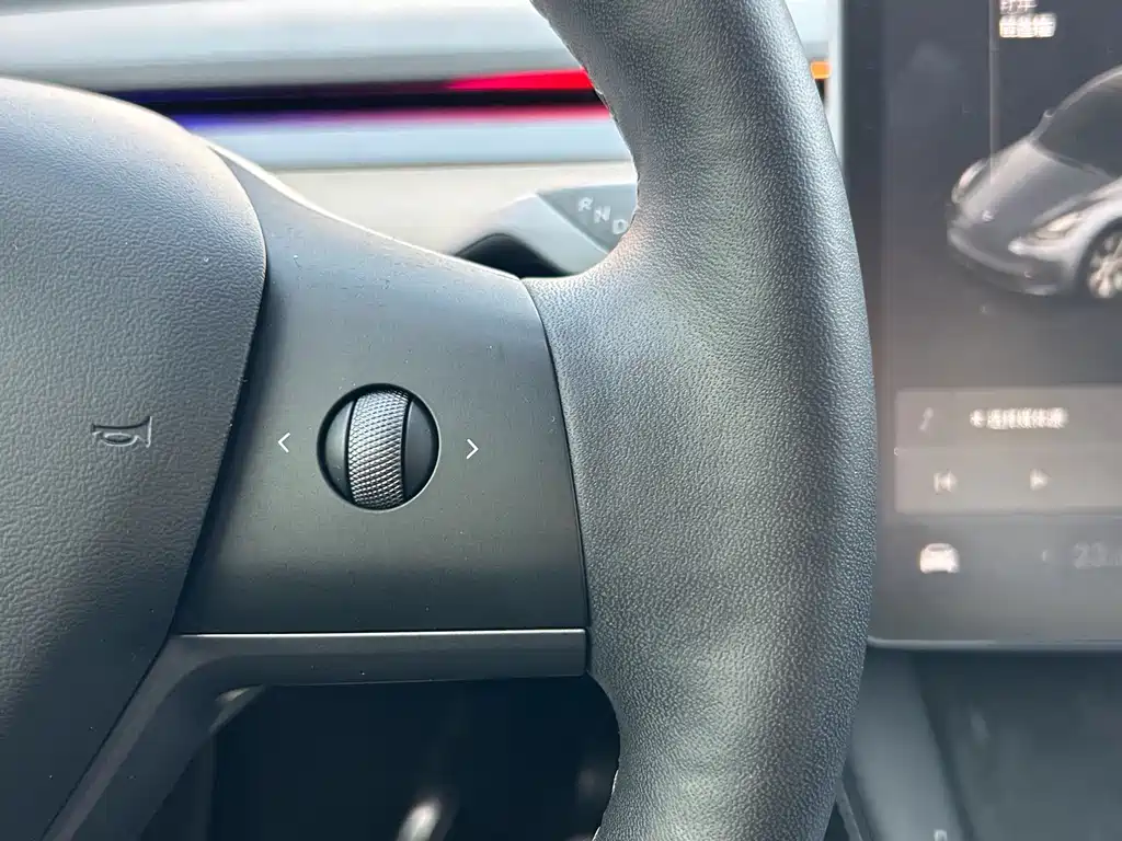 Tesla Model Y — миниатюра 7