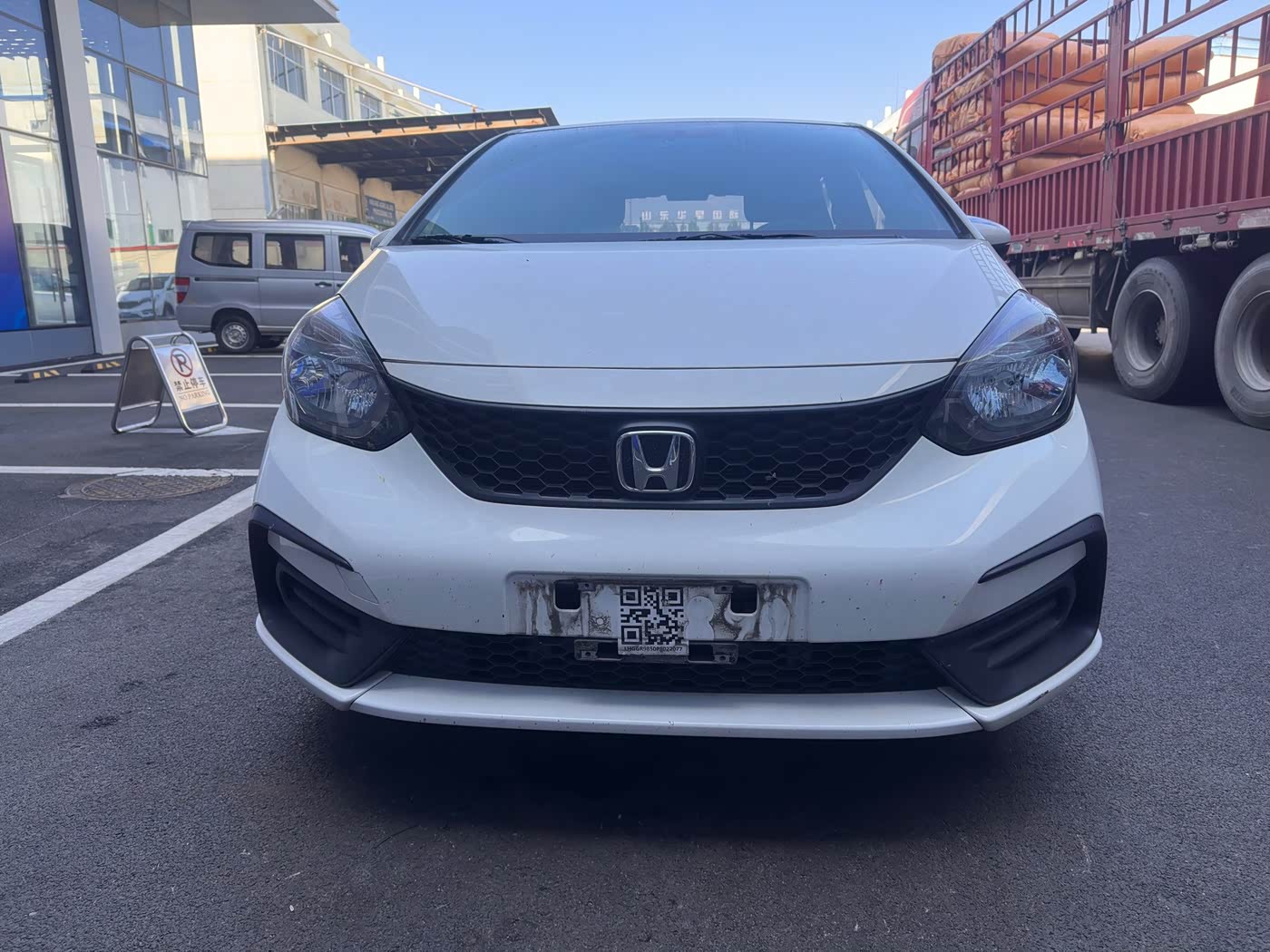 Honda Fit 1.5 л 2023 г. Белый, пробег 15000 км
